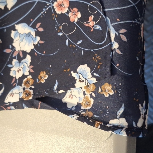 DR2 Women’s Medium Floral Multicolor Longer Back Short Sleeve Blouse Navy Blue - Picture 7 of 9
